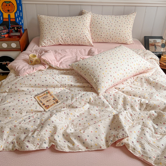 91家纺网 家纺一手货源 找家纺  梵希雅  2026新款泡芙纱夏被四件套简单款 粉色小心心