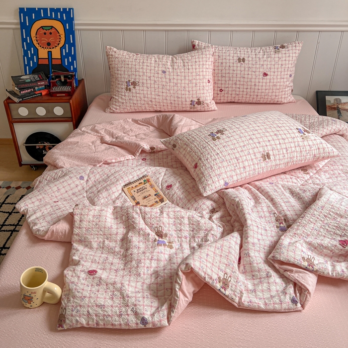 91家纺网 家纺一手货源 找家纺  梵希雅  2026新款泡芙纱夏被四件套简单款 格系萌宠