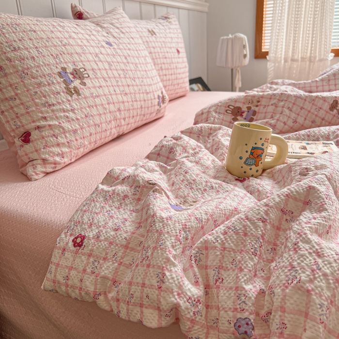 91家纺网 家纺一手货源 找家纺  梵希雅  2026新款泡芙纱夏被四件套简单款 格系萌宠