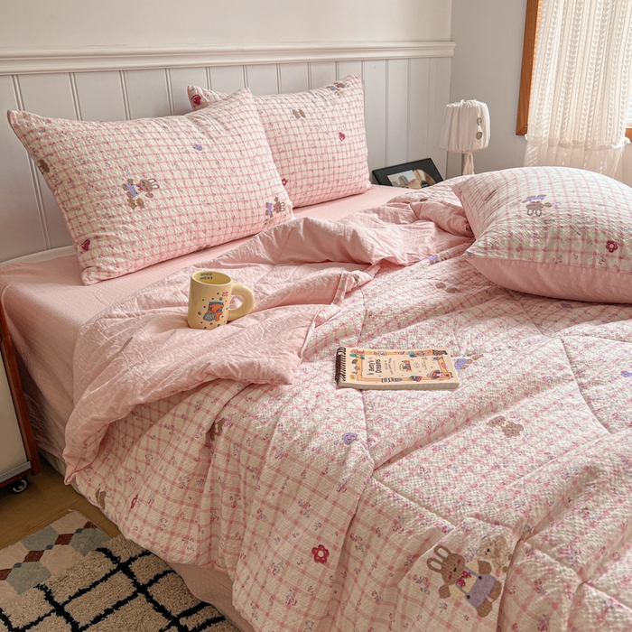 91家纺网 家纺一手货源 找家纺  梵希雅  2026新款泡芙纱夏被四件套简单款 格系萌宠