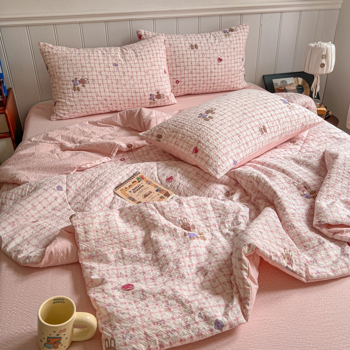 91家纺网 家纺一手货源 找家纺  梵希雅  2026新款泡芙纱夏被四件套简单款 格系萌宠