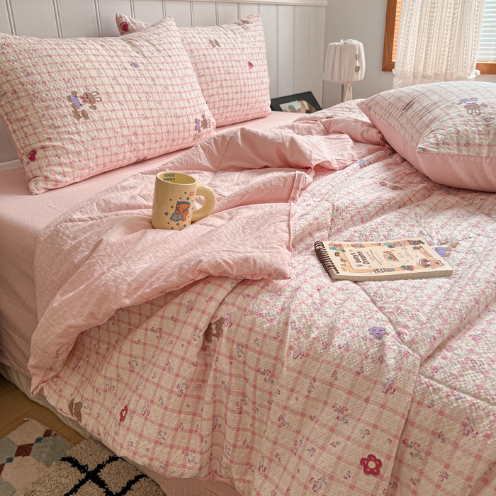 91家纺网 家纺一手货源 找家纺  梵希雅  2026新款泡芙纱夏被四件套简单款 格系萌宠