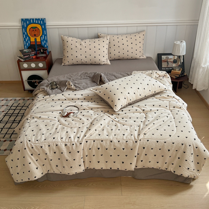 91家纺网 家纺一手货源 找家纺  梵希雅  2026新款泡芙纱夏被四件套简单款 咖爱心