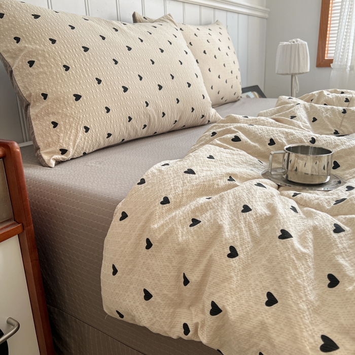 91家纺网 家纺一手货源 找家纺  梵希雅  2026新款泡芙纱夏被四件套简单款 咖爱心