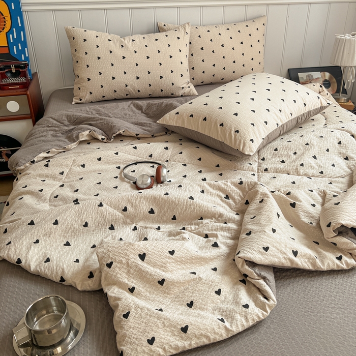 91家纺网 家纺一手货源 找家纺  梵希雅  2026新款泡芙纱夏被四件套简单款 咖爱心
