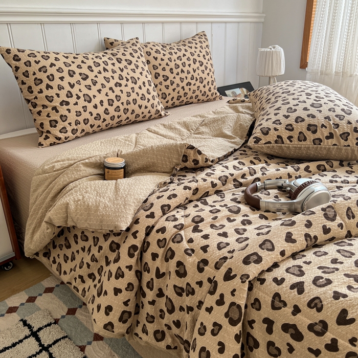 91家纺网 家纺一手货源 找家纺  梵希雅  2026新款泡芙纱夏被四件套简单款 咖豹纹