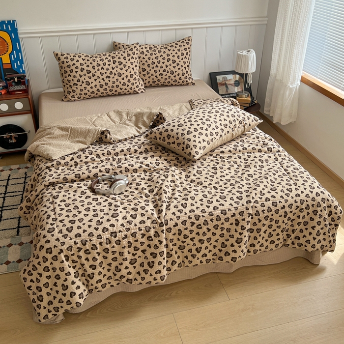 91家纺网 家纺一手货源 找家纺  梵希雅  2026新款泡芙纱夏被四件套简单款 咖豹纹