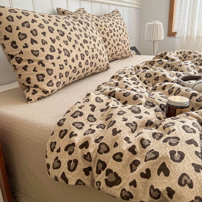 91家纺网 家纺一手货源 找家纺  梵希雅  2026新款泡芙纱夏被四件套简单款 咖豹纹