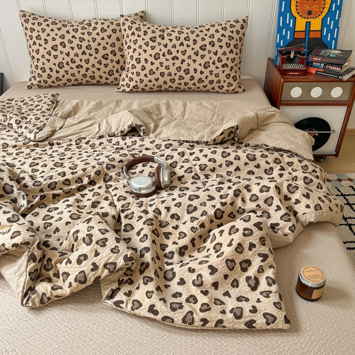 91家纺网 家纺一手货源 找家纺  梵希雅  2026新款泡芙纱夏被四件套简单款 咖豹纹