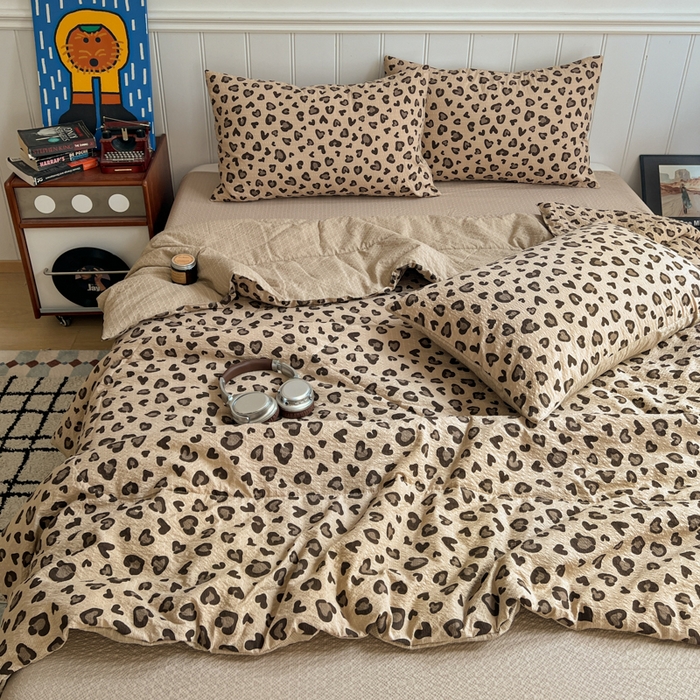 91家纺网 家纺一手货源 找家纺  梵希雅  2026新款泡芙纱夏被四件套简单款 咖豹纹