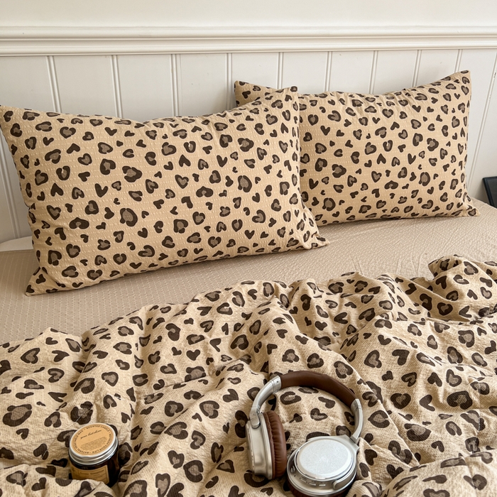 91家纺网 家纺一手货源 找家纺  梵希雅  2026新款泡芙纱夏被四件套简单款 咖豹纹