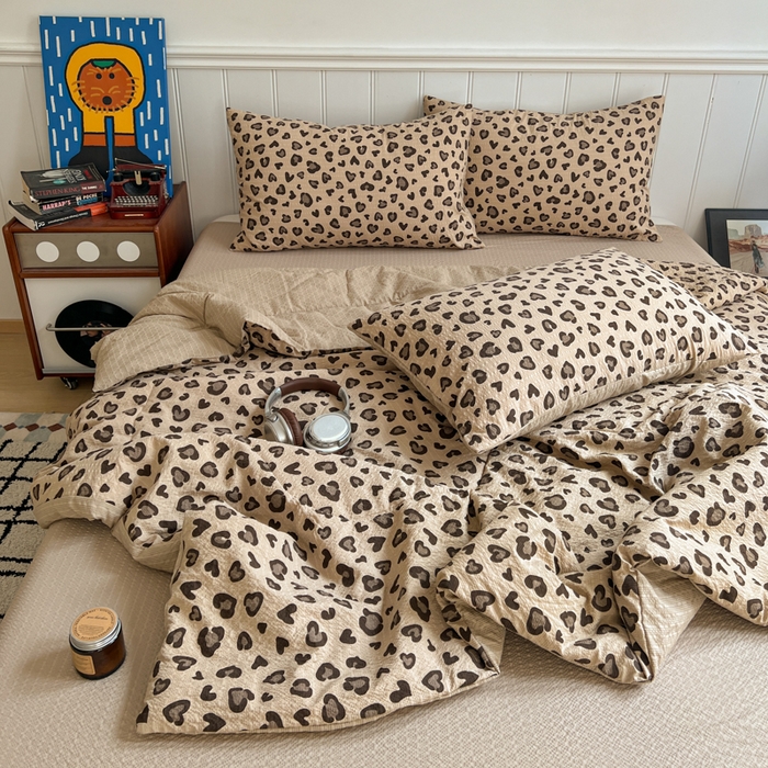 91家纺网 家纺一手货源 找家纺  梵希雅  2026新款泡芙纱夏被四件套简单款 咖豹纹