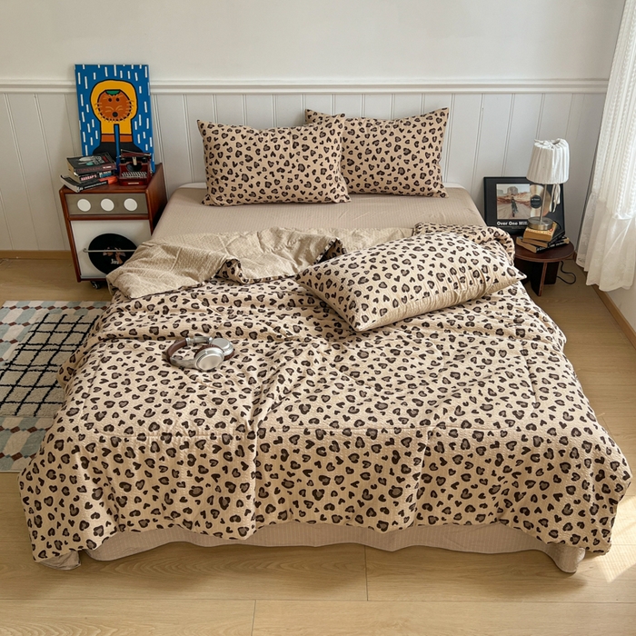 91家纺网 家纺一手货源 找家纺  梵希雅  2026新款泡芙纱夏被四件套简单款 咖豹纹