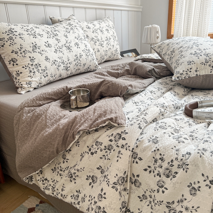 91家纺网 家纺一手货源 找家纺  梵希雅  2026新款泡芙纱夏被四件套简单款 只闻花香