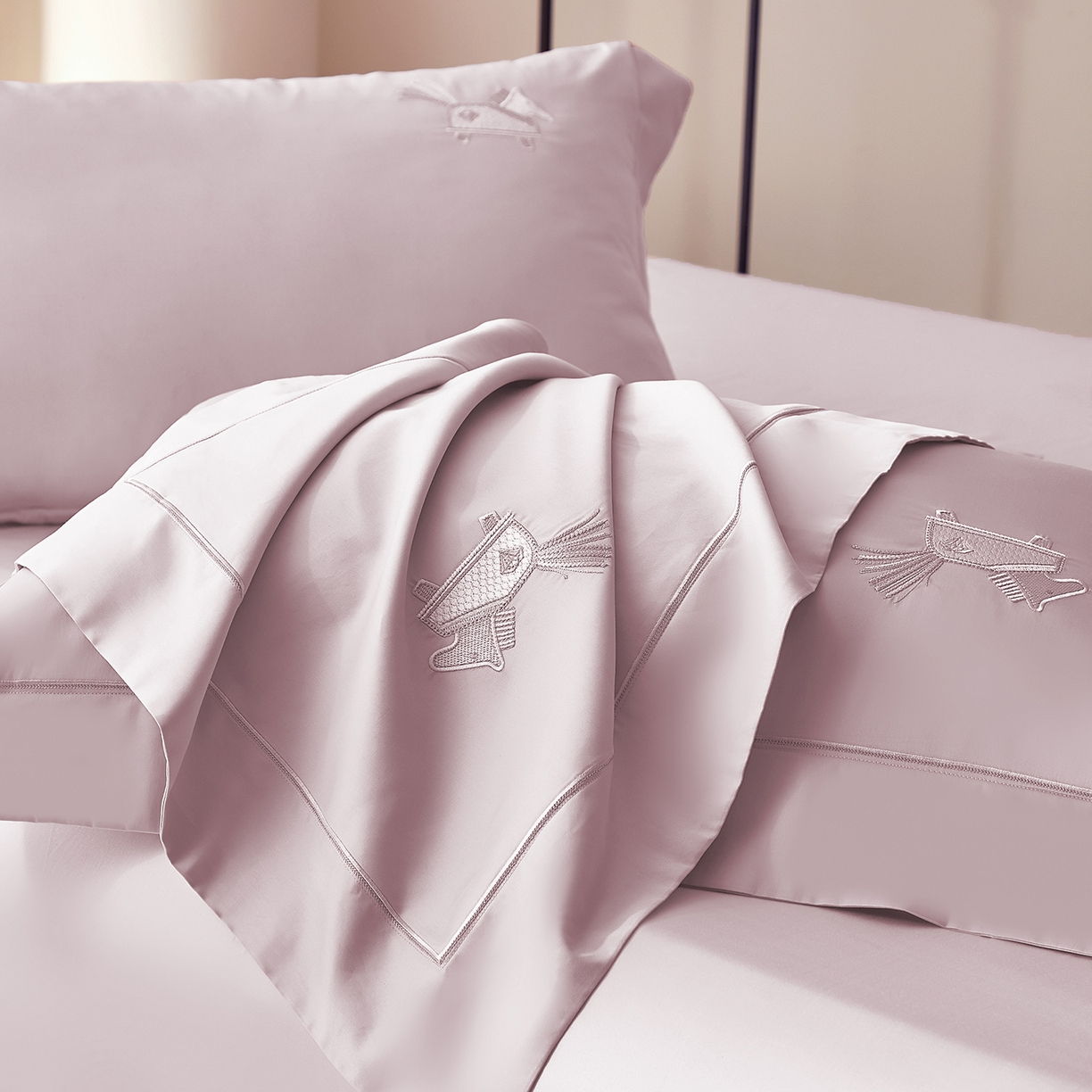 91家纺网 家纺一手货源 找家纺 蒂爵 2026新款高支数长绒棉纯棉刺绣四件套-马上有赚系列 粉豆沙