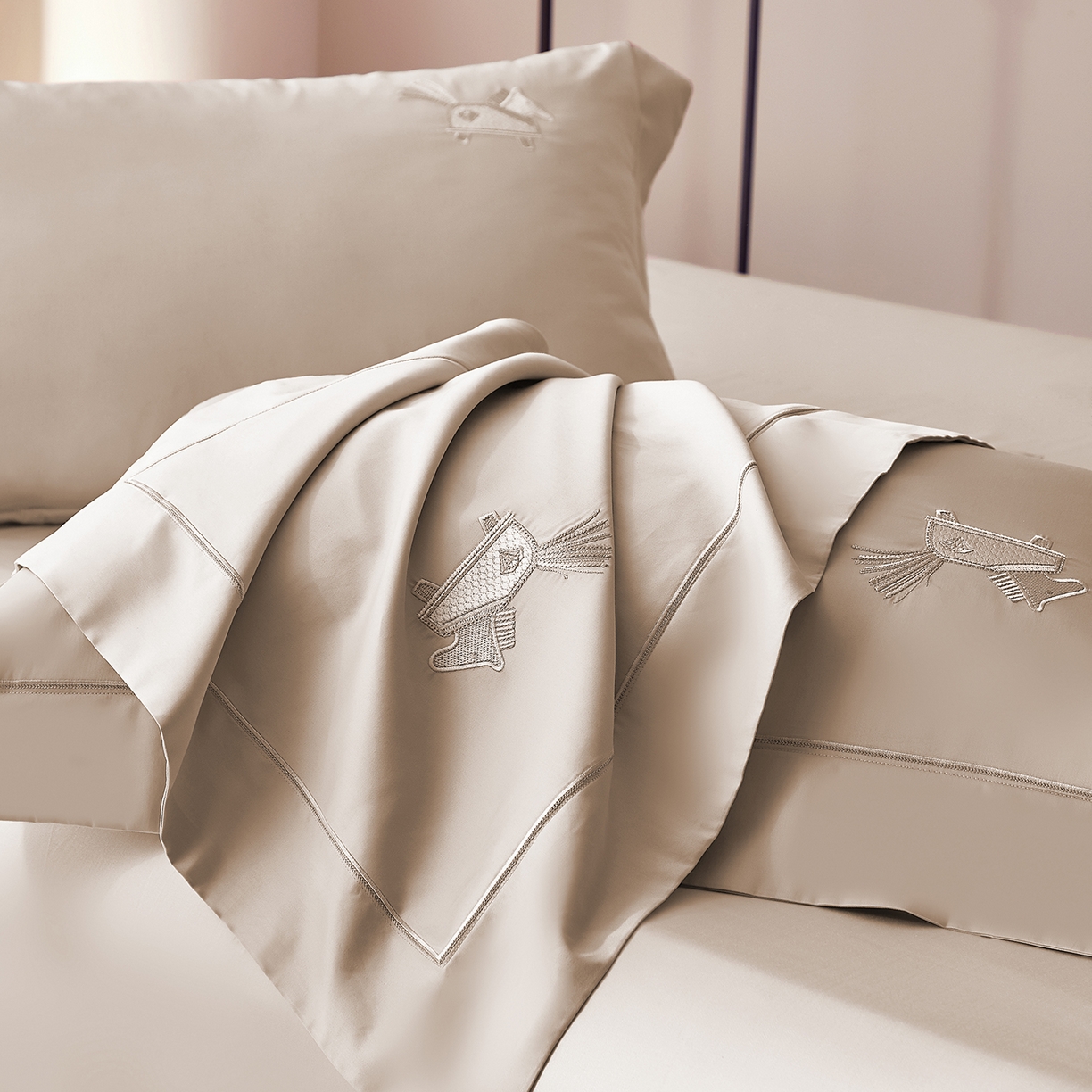 91家纺网 家纺一手货源 找家纺 蒂爵 2026新款高支数长绒棉纯棉刺绣四件套-马上有赚系列 浅卡其