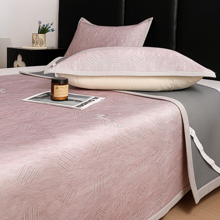 91家纺网 家纺一手货源 找家纺 富馨莱 2026新款高端竹纤维席子平铺款软凉席三件套夏季凉席席子 驰野听风-粉