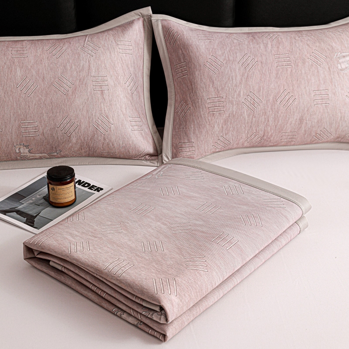 91家纺网 家纺一手货源 找家纺 富馨莱 2026新款高端竹纤维席子平铺款软凉席三件套夏季凉席席子 驰野听风-粉