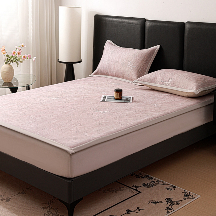 91家纺网 家纺一手货源 找家纺 富馨莱 2026新款高端竹纤维席子平铺款软凉席三件套夏季凉席席子 驰野听风-粉