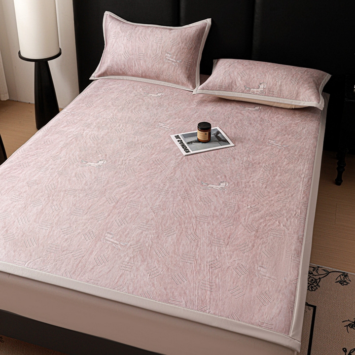 91家纺网 家纺一手货源 找家纺 富馨莱 2026新款高端竹纤维席子平铺款软凉席三件套夏季凉席席子 驰野听风-粉