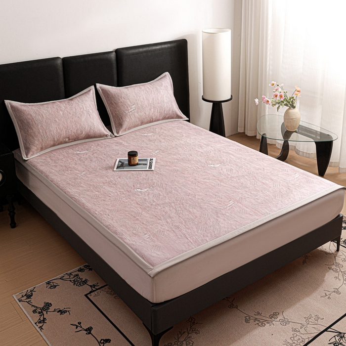 91家纺网 家纺一手货源 找家纺 富馨莱 2026新款高端竹纤维席子平铺款软凉席三件套夏季凉席席子 驰野听风-粉