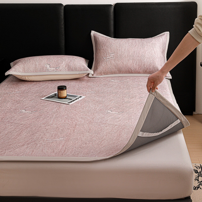 91家纺网 家纺一手货源 找家纺 富馨莱 2026新款高端竹纤维席子平铺款软凉席三件套夏季凉席席子 驰野听风-粉