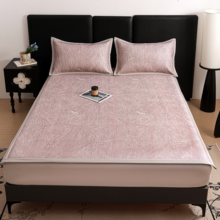 91家纺网 家纺一手货源 找家纺 富馨莱 2026新款高端竹纤维席子平铺款软凉席三件套夏季凉席席子 驰野听风-粉