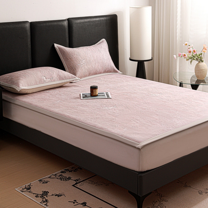 91家纺网 家纺一手货源 找家纺 富馨莱 2026新款高端竹纤维席子平铺款软凉席三件套夏季凉席席子 驰野听风-粉