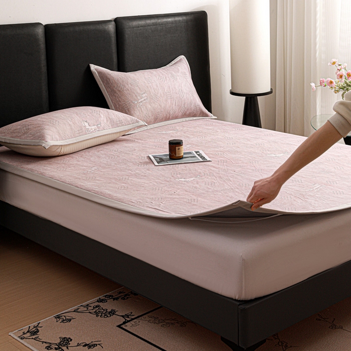 91家纺网 家纺一手货源 找家纺 富馨莱 2026新款高端竹纤维席子平铺款软凉席三件套夏季凉席席子 驰野听风-粉