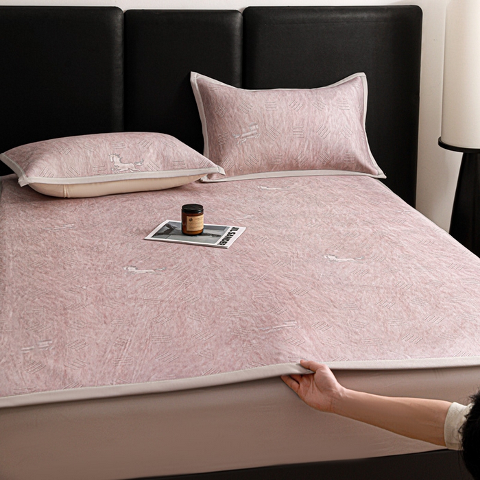 91家纺网 家纺一手货源 找家纺 富馨莱 2026新款高端竹纤维席子平铺款软凉席三件套夏季凉席席子 驰野听风-粉