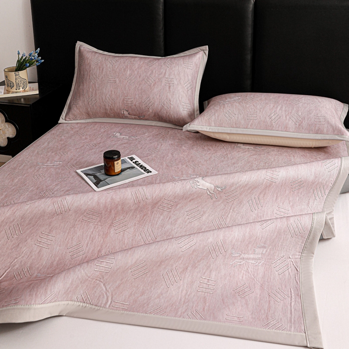 91家纺网 家纺一手货源 找家纺 富馨莱 2026新款高端竹纤维席子平铺款软凉席三件套夏季凉席席子 驰野听风-粉