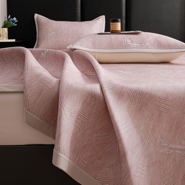 91家纺网 家纺一手货源 找家纺 富馨莱 2026新款高端竹纤维席子平铺款软凉席三件套夏季凉席席子 驰野听风-粉