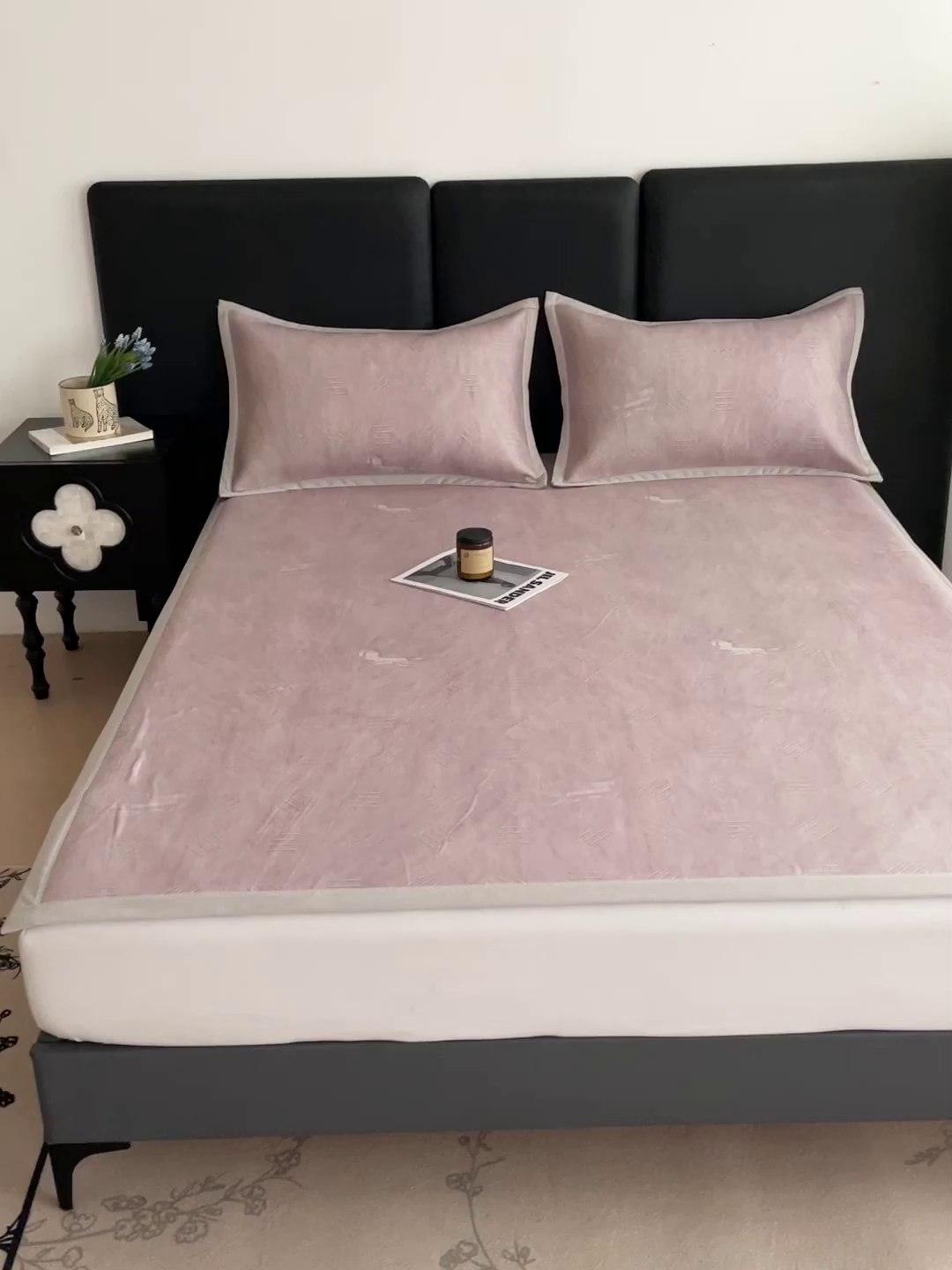 91家纺网 家纺一手货源 找家纺 富馨莱 2026新款高端竹纤维席子平铺款软凉席三件套夏季凉席席子 驰野听风-粉