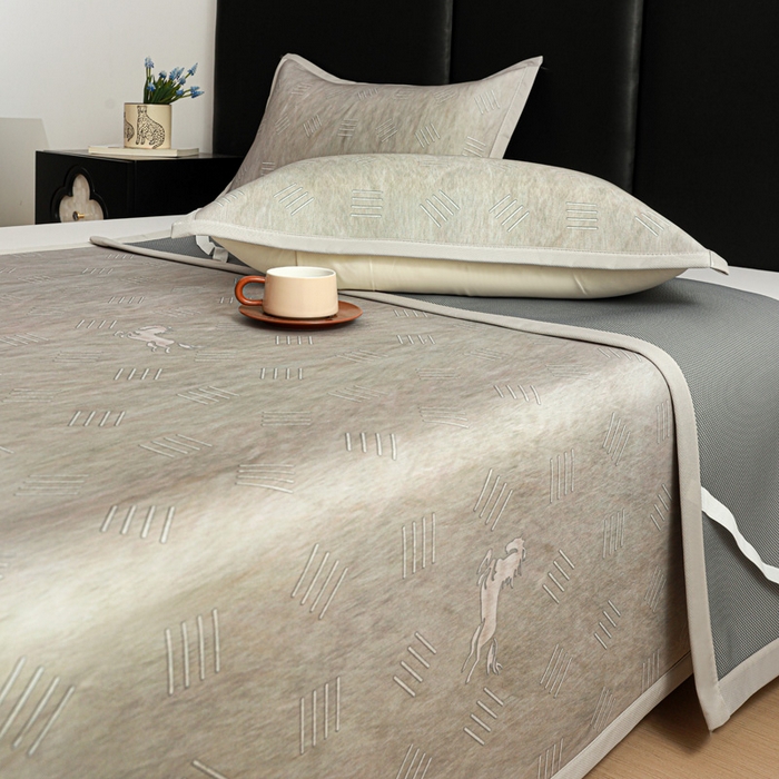 91家纺网 家纺一手货源 找家纺 富馨莱 2026新款高端竹纤维席子平铺款软凉席三件套夏季凉席席子 驰野听风-灰绿