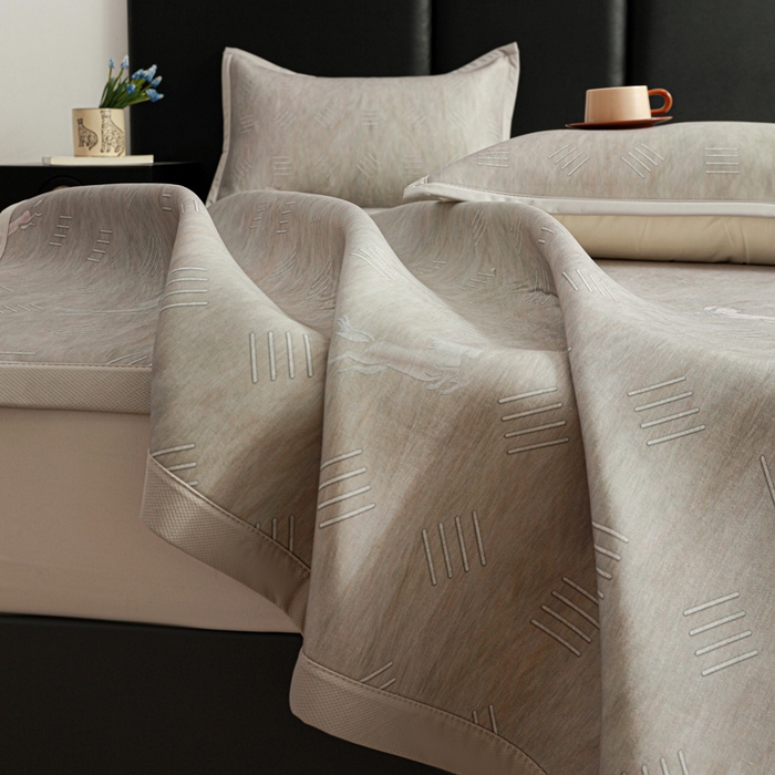 91家纺网 家纺一手货源 找家纺 富馨莱 2026新款高端竹纤维席子平铺款软凉席三件套夏季凉席席子 驰野听风-灰绿