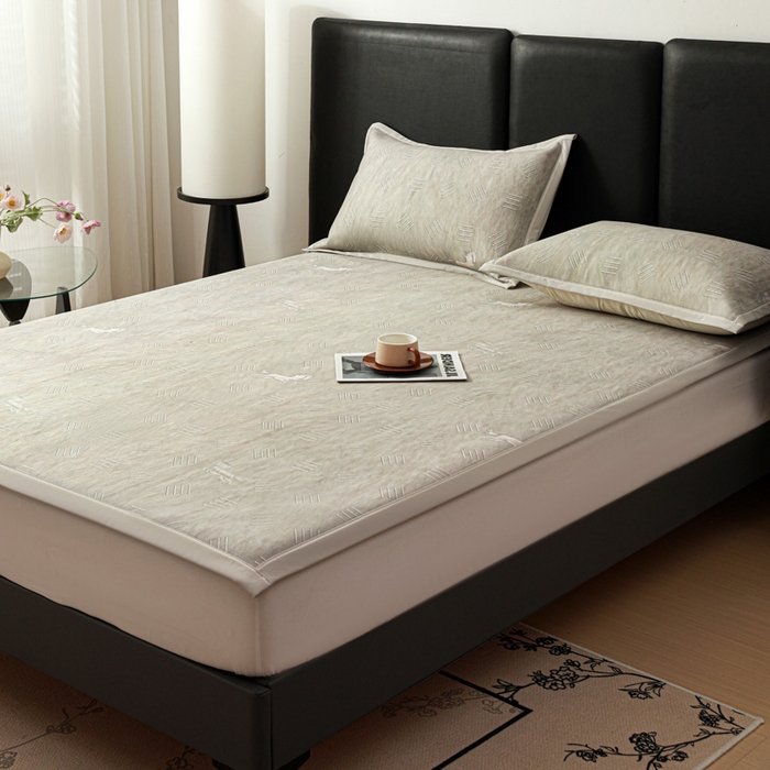 91家纺网 家纺一手货源 找家纺 富馨莱 2026新款高端竹纤维席子平铺款软凉席三件套夏季凉席席子 驰野听风-灰绿