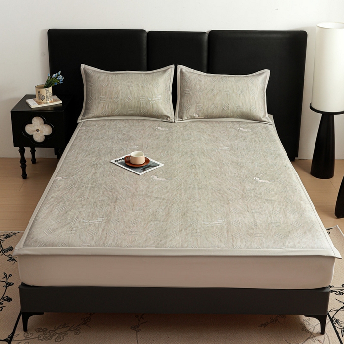 91家纺网 家纺一手货源 找家纺 富馨莱 2026新款高端竹纤维席子平铺款软凉席三件套夏季凉席席子 驰野听风-灰绿