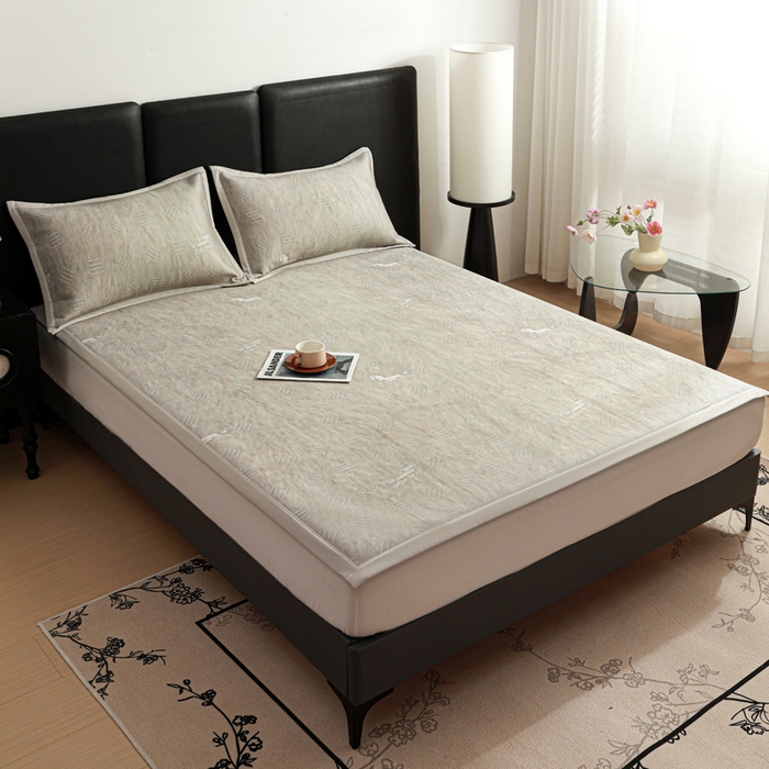 91家纺网 家纺一手货源 找家纺 富馨莱 2026新款高端竹纤维席子平铺款软凉席三件套夏季凉席席子 驰野听风-灰绿