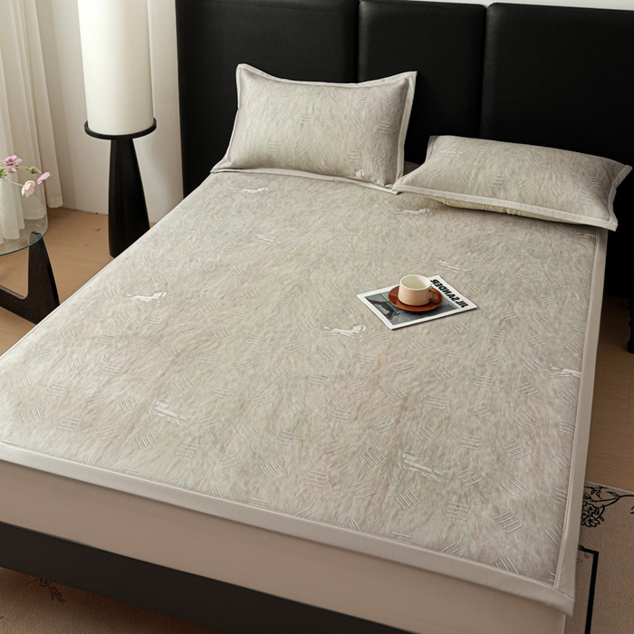 91家纺网 家纺一手货源 找家纺 富馨莱 2026新款高端竹纤维席子平铺款软凉席三件套夏季凉席席子 驰野听风-灰绿