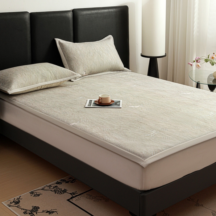 91家纺网 家纺一手货源 找家纺 富馨莱 2026新款高端竹纤维席子平铺款软凉席三件套夏季凉席席子 驰野听风-灰绿