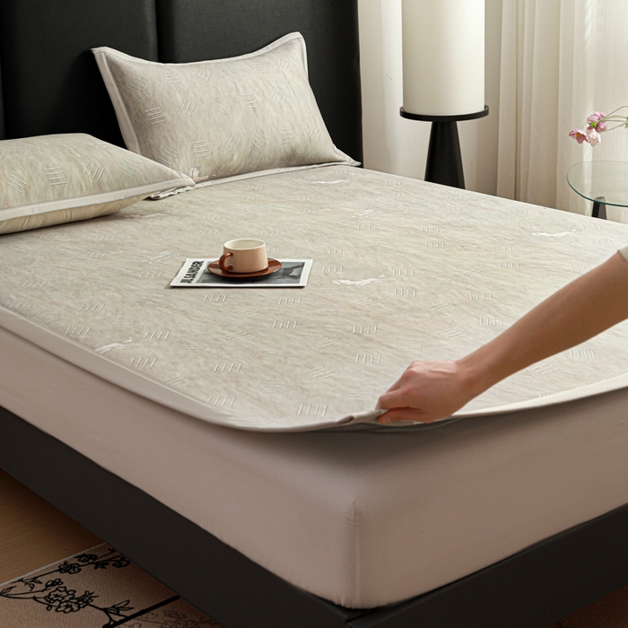 91家纺网 家纺一手货源 找家纺 富馨莱 2026新款高端竹纤维席子平铺款软凉席三件套夏季凉席席子 驰野听风-灰绿