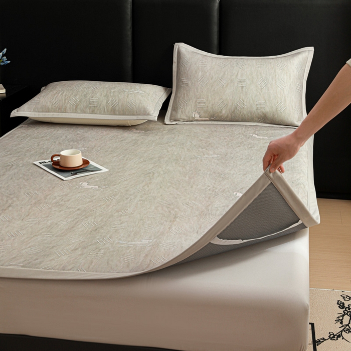 91家纺网 家纺一手货源 找家纺 富馨莱 2026新款高端竹纤维席子平铺款软凉席三件套夏季凉席席子 驰野听风-灰绿