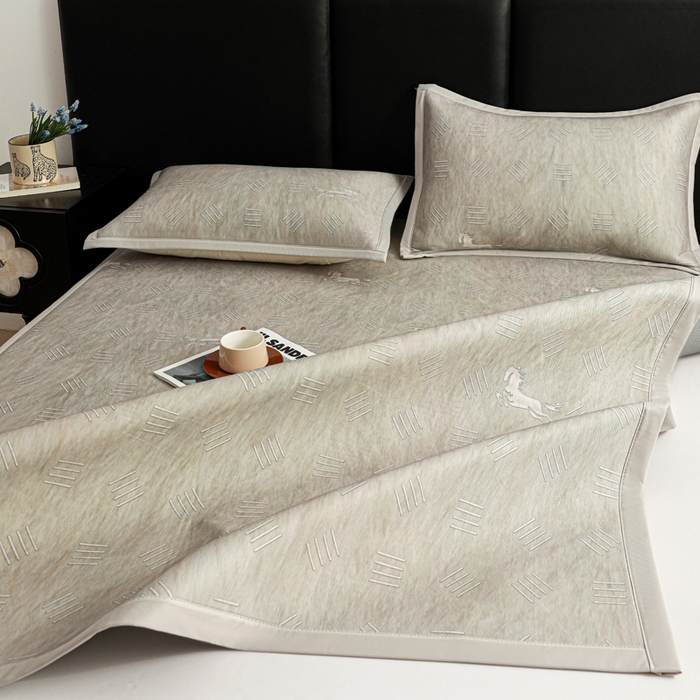 91家纺网 家纺一手货源 找家纺 富馨莱 2026新款高端竹纤维席子平铺款软凉席三件套夏季凉席席子 驰野听风-灰绿