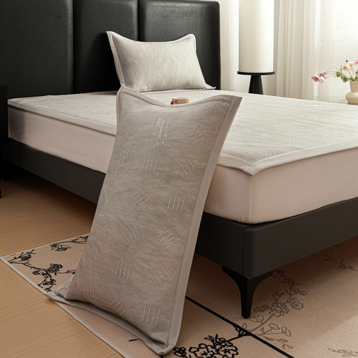 91家纺网 家纺一手货源 找家纺 富馨莱 2026新款高端竹纤维席子平铺款软凉席三件套夏季凉席席子 驰野听风-灰绿