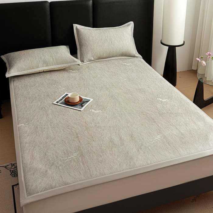 91家纺网 家纺一手货源 找家纺 富馨莱 2026新款高端竹纤维席子平铺款软凉席三件套夏季凉席席子 驰野听风-灰绿