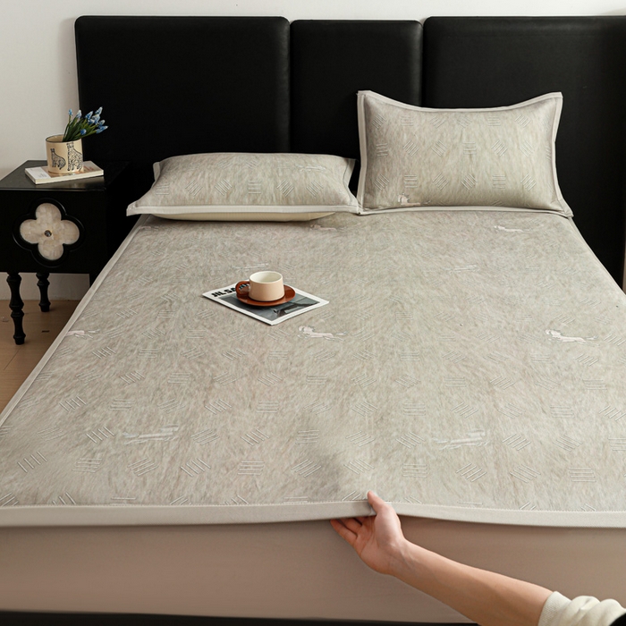 91家纺网 家纺一手货源 找家纺 富馨莱 2026新款高端竹纤维席子平铺款软凉席三件套夏季凉席席子 驰野听风-灰绿