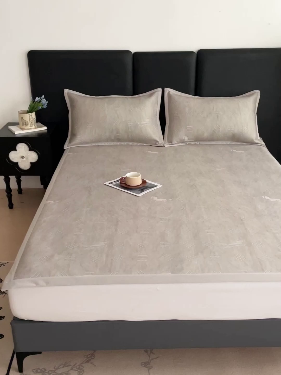 91家纺网 家纺一手货源 找家纺 富馨莱 2026新款高端竹纤维席子平铺款软凉席三件套夏季凉席席子 驰野听风-灰绿