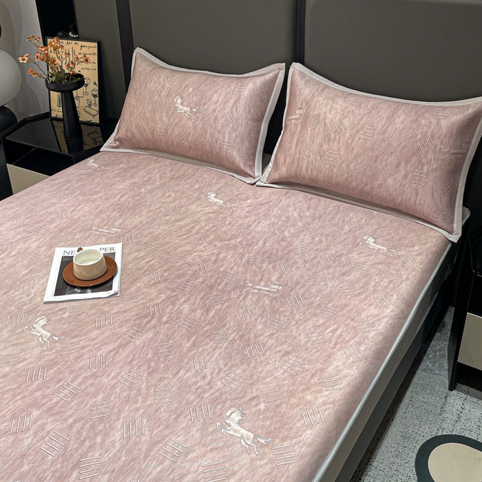 91家纺网 家纺一手货源 找家纺 富馨莱 2026新款高端竹纤维床笠款软凉席三件套夏季凉席席子 驰野听风-粉