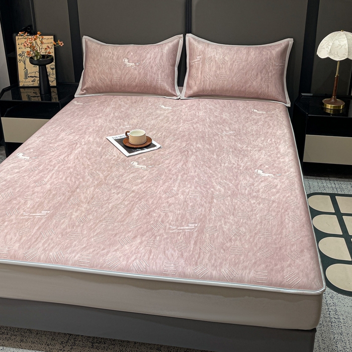 91家纺网 家纺一手货源 找家纺 富馨莱 2026新款高端竹纤维床笠款软凉席三件套夏季凉席席子 驰野听风-粉