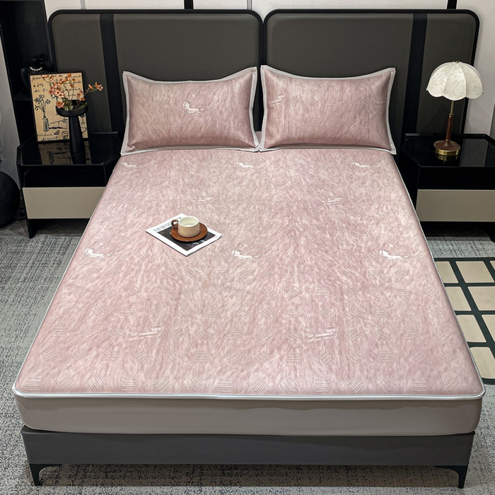 91家纺网 家纺一手货源 找家纺 富馨莱 2026新款高端竹纤维床笠款软凉席三件套夏季凉席席子 驰野听风-粉